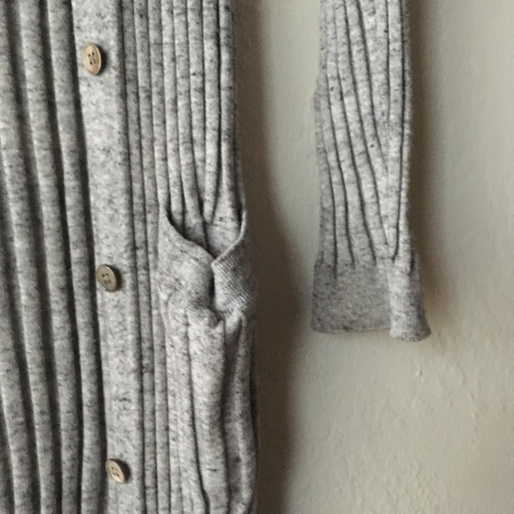 Long gray Gap button up throw over - Picture 4 of 6